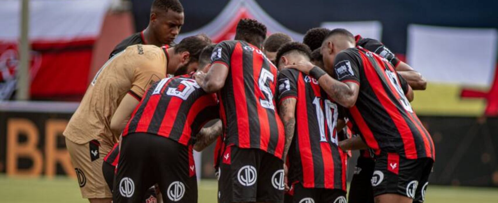 Vitória vence Atlético-MG no Barradão em noite de homenagem a Wagner Moura e reage no Brasileirão