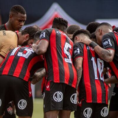 Em jogo eletrizante com duas viradas, Vitória vence o Bahia e se mantém firme no G-4 do Baianão