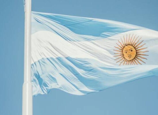 Inflação anual da Argentina chega a 250% em janeiro, maior número desde 1991