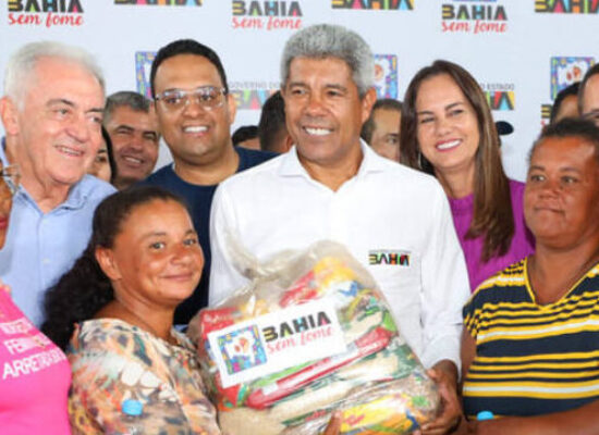 Jerônimo entrega 4,3 mil sacas de milho e 400 cestas para 20 municípios da Chapada