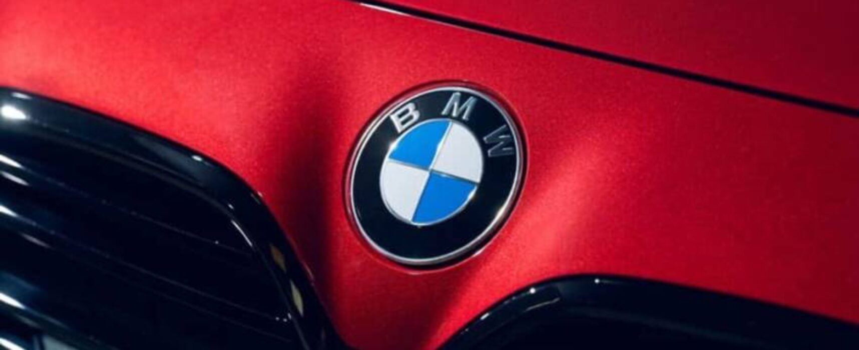 Erro de vírgula em propaganda resulta em indenização a dono de BMW, diz Portal