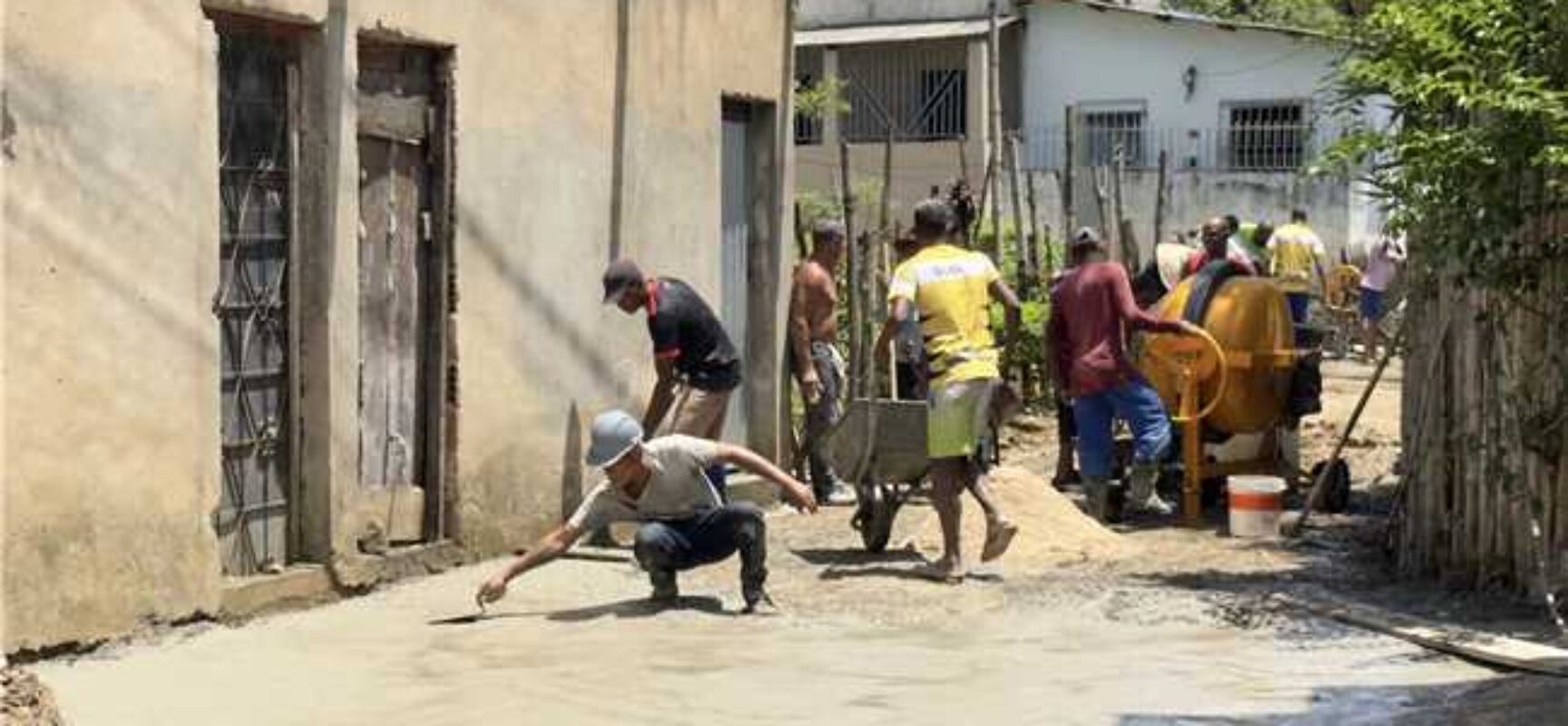 Prefeitura de Ilhéus contempla moradores do Salobrinho com programa de pavimentação comunitária
