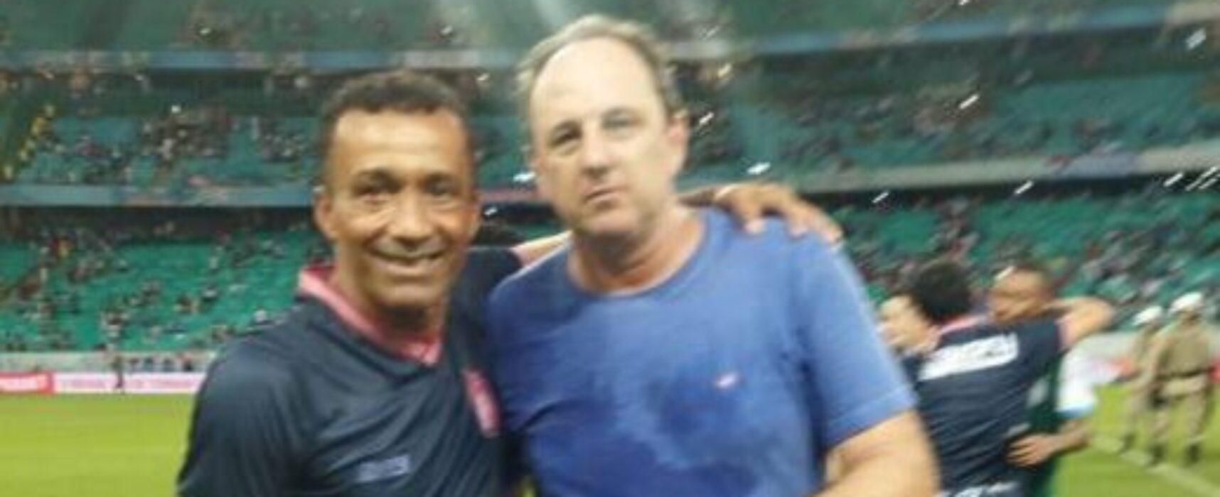 Treinador de Goleiros do Barcelona, TOBIAS, parabenizado por atletas e técnico Rogério Ceni