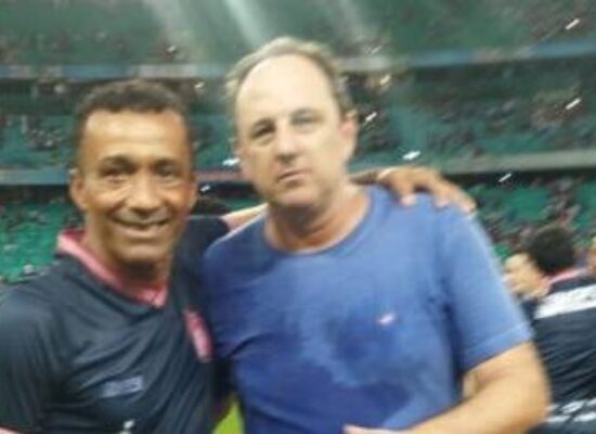 Treinador de Goleiros do Barcelona, TOBIAS, parabenizado por atletas e técnico Rogério Ceni