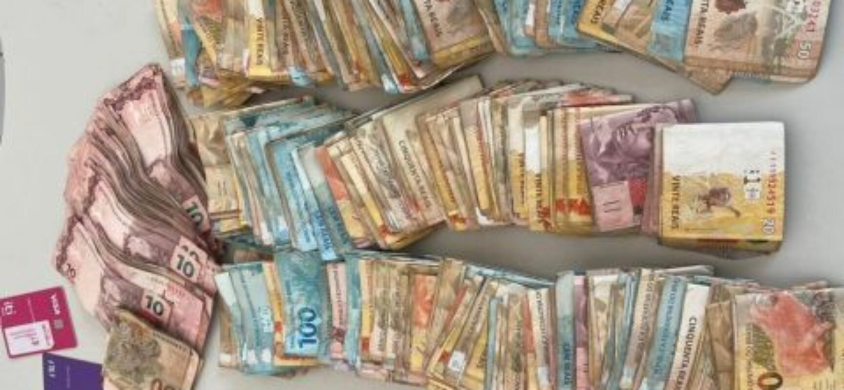 Mulher é detida e mais de R$ 31 mil são apreendidos pela PM