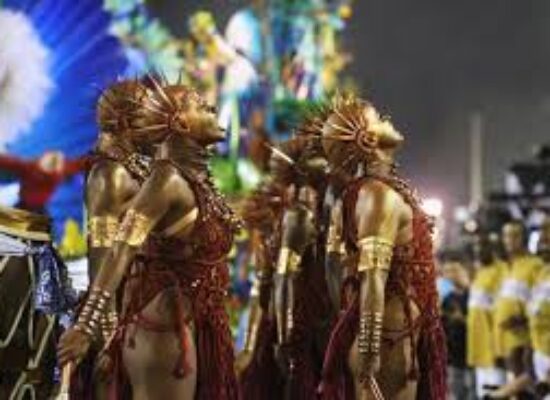 Anielle celebra homenagem a Marielle em desfile da Portela no Rio de Janeiro