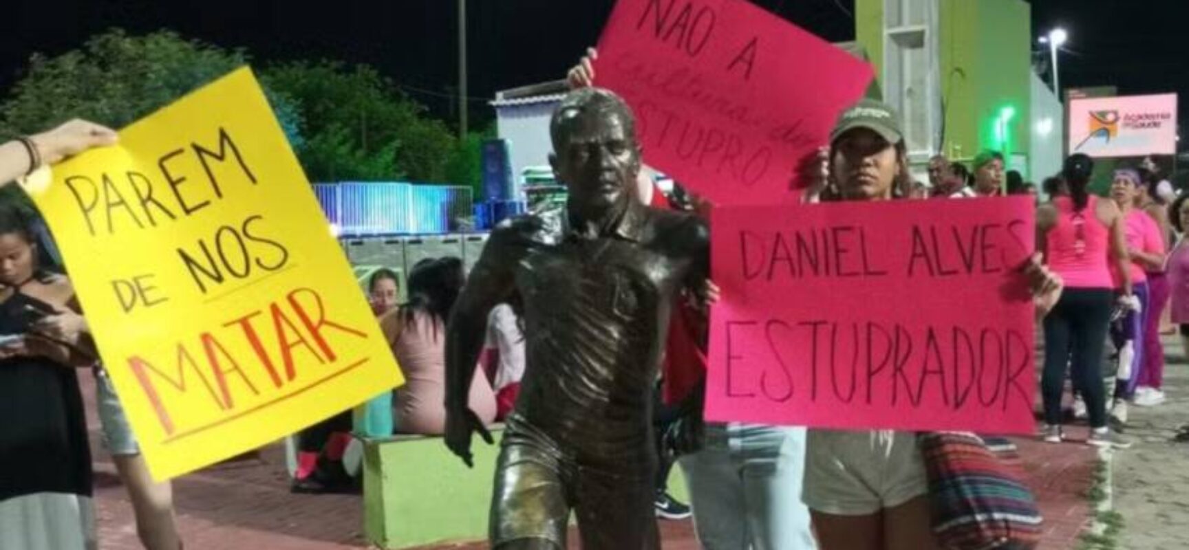 Grupo protesta ao redor de estátua que homenageia Daniel Alves em Juazeiro