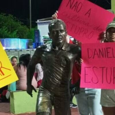 Grupo protesta ao redor de estátua que homenageia Daniel Alves em Juazeiro