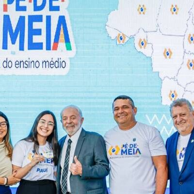 Lula entrega cartões a alunos do programa Pé de Meia
