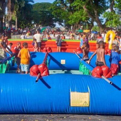Crianças fecharam a folia da 43ª Lavagem do Beco do Fuxico com muitas cores e alegria na Beira-Rio