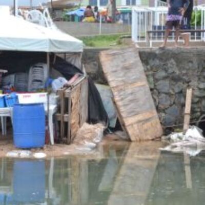 Esgoto causa transtornos na praia de Itapuã