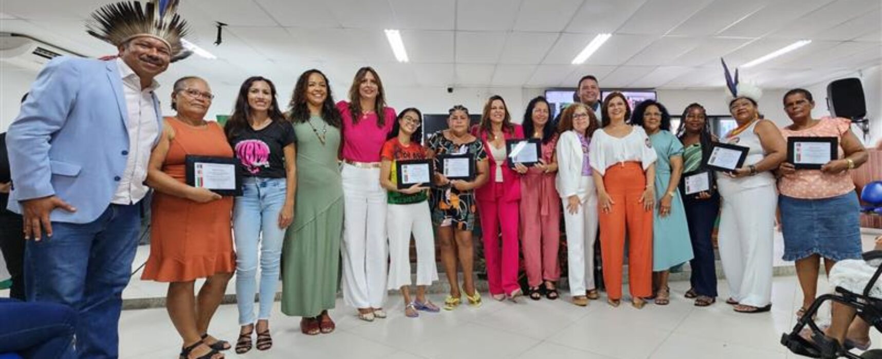 Em audiência, Frente Parlamentar de Mulheres homenageia mulheres da sociedade civil