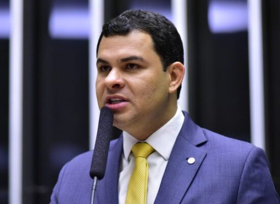 Projeto institui campanha de prevenção de crimes contra crianças e adolescentes cometidos com uso de IA