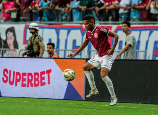 Líder em desarmes no Baianão, lateral Hugo Moura é aposta do Barcelona de Ilhéus para semifinais com o Vitória