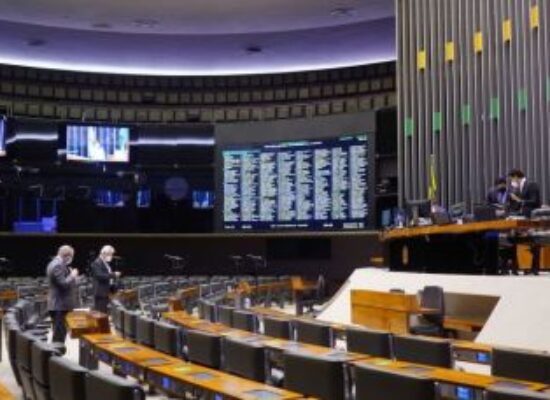 Brito e Elmar antecipam disputa na Câmara em votações