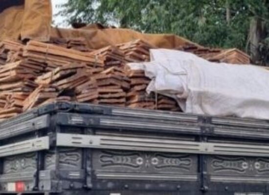 PRF apreende caminhão com carga de madeira sem documentação válida em Itabuna-BA