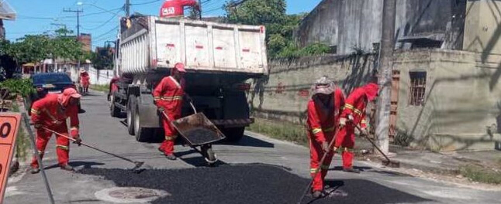 Operação tapa-buraco e recuperação de paralelos: equipes em ação nas ruas de Ilhéus