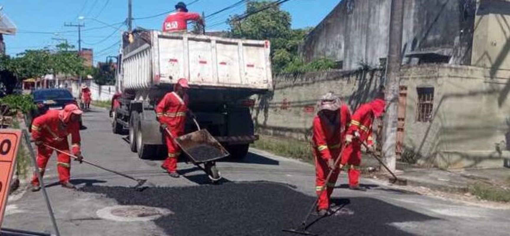 Operação tapa-buraco e recuperação de paralelos: equipes em ação nas ruas de Ilhéus