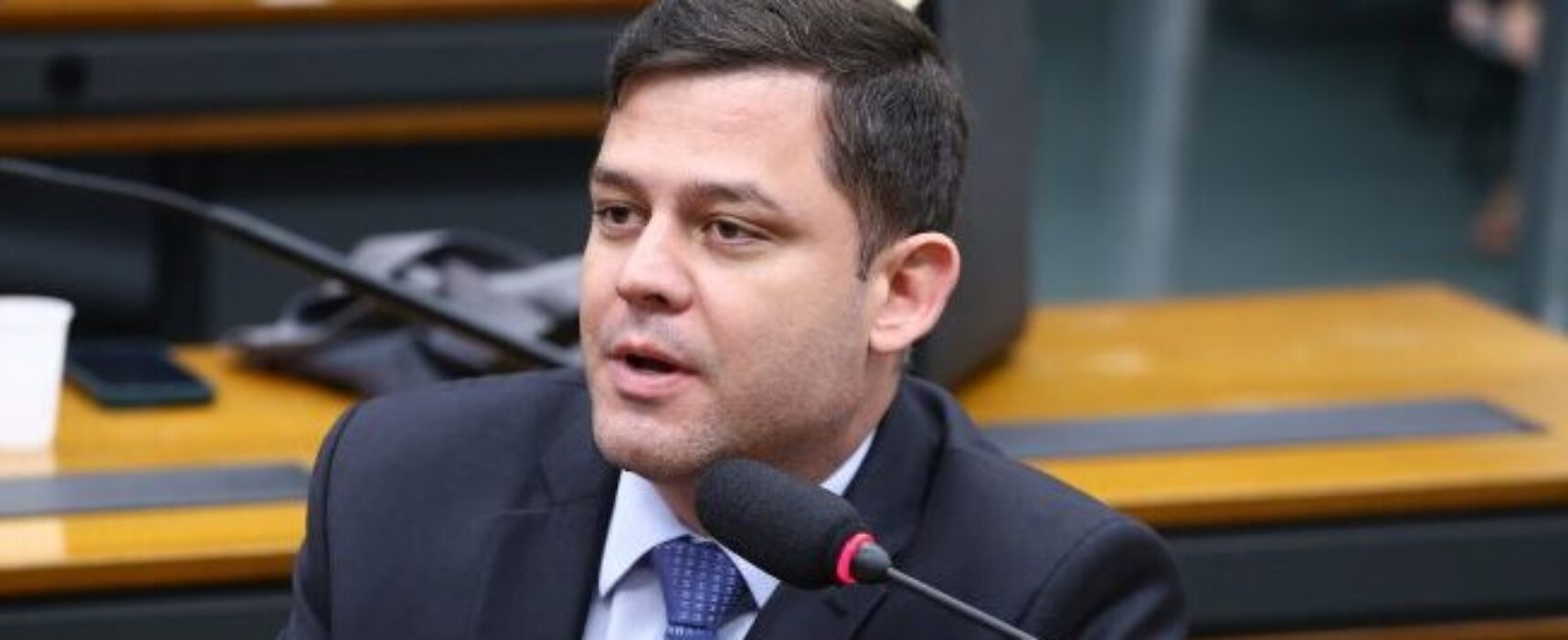 Projeto dispensa portadores de próteses metálicas da passagem por detectores de metais