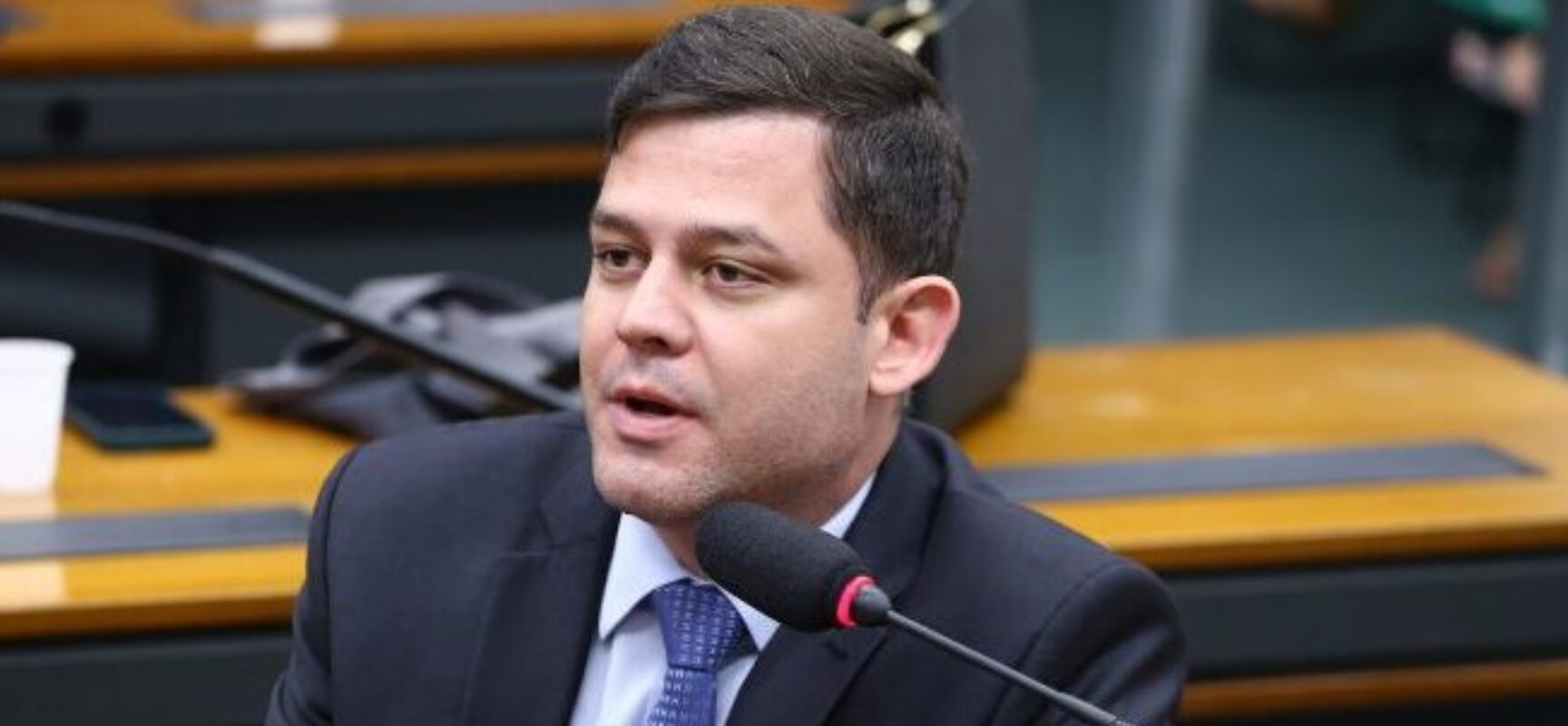 Projeto dispensa portadores de próteses metálicas da passagem por detectores de metais