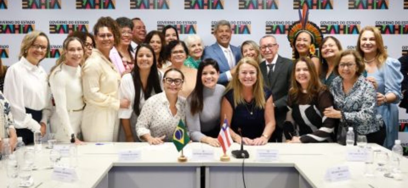Jerônimo empossa desembargadora Cynthia Resende como governadora em exercício