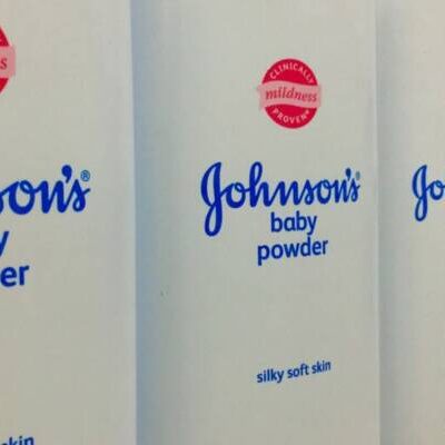Johnson & Johnson pode pagar até US$ 6,5 bilhões para encerrar disputas judiciais sobre suposto talco cancerígeno