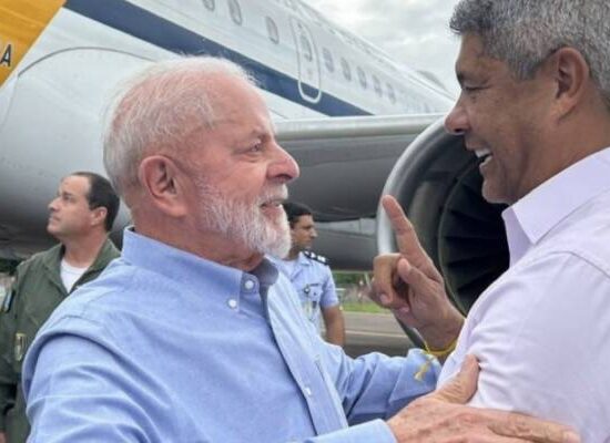 Lula desembarca na Bahia para inauguração de hospital e visita campus da UFSB