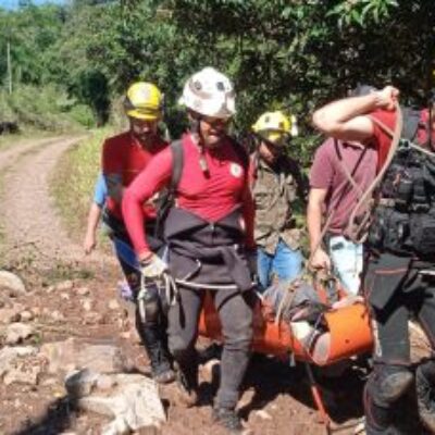 Bombeiros baianos carregam vítima por trilha de 3 km e resgatam 208 pessoas