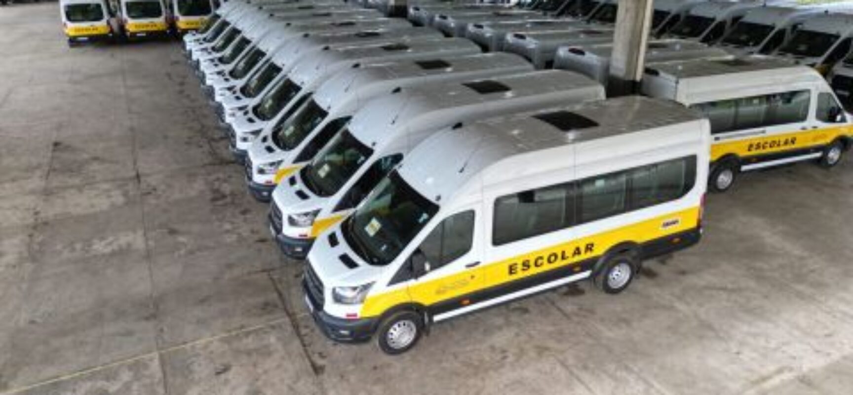 Governo entrega vans escolares que vão atender estudantes de 54 municípios
