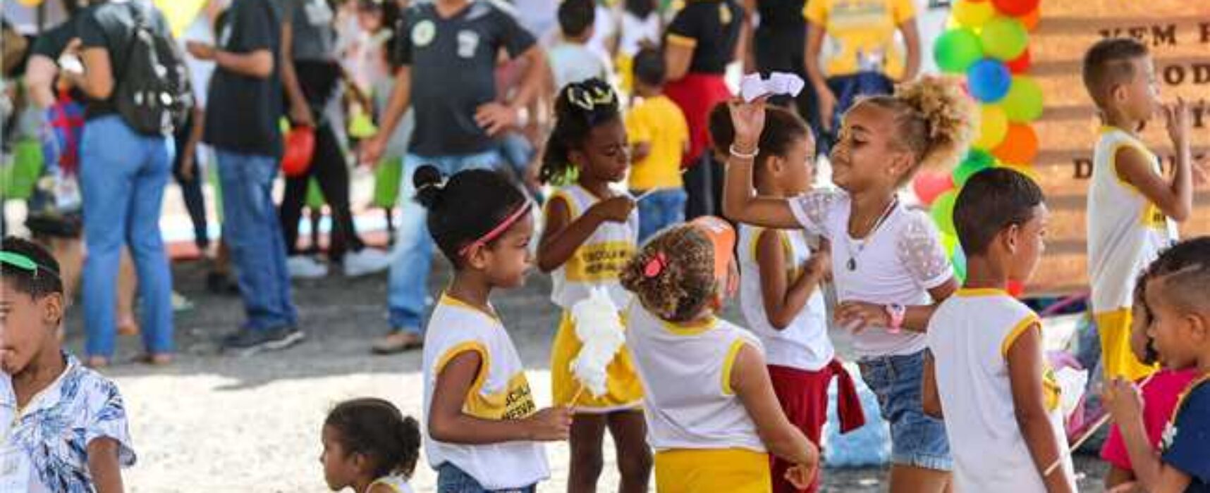 Cerca de mil crianças se reúnem no Centro de Convenções de Ilhéus para comemorar o Dia B do Brincar!