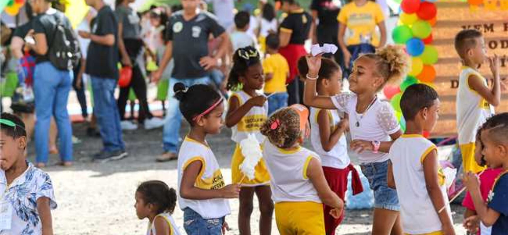 Cerca de mil crianças se reúnem no Centro de Convenções de Ilhéus para comemorar o Dia B do Brincar! Cerca de mil crianças se reúnem no Centro de Convenções de Ilhéus para comemorar o Dia B do Brincar!