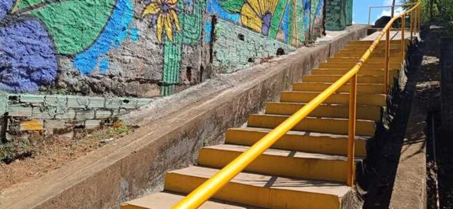 Caminho dos Altos chega no Alto São João e a população ganha 9 escadas novinhas!