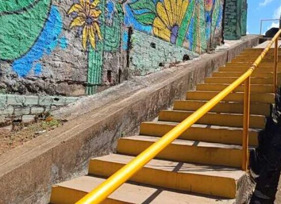 Caminho dos Altos chega no Alto São João e a população ganha 9 escadas novinhas!