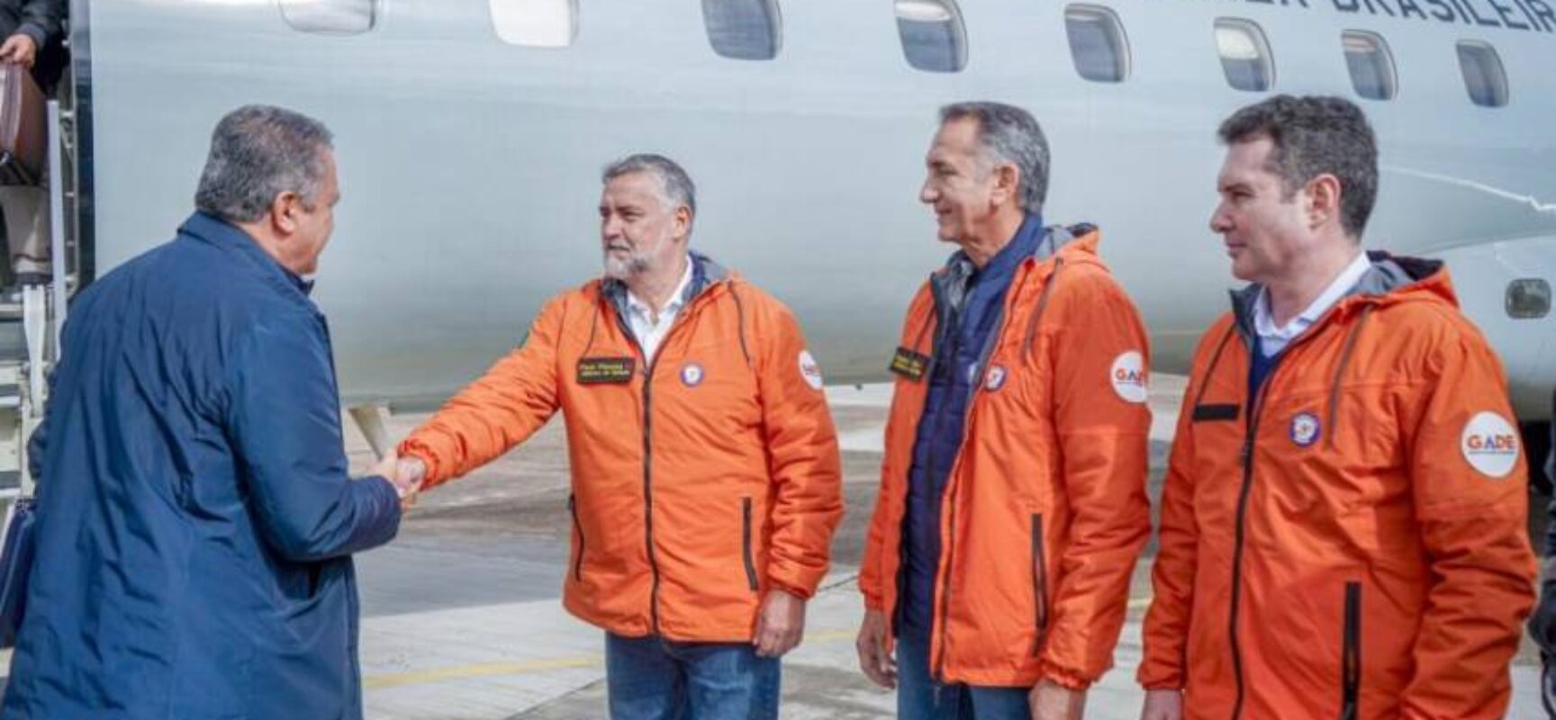 Bombeiros baianos que atuaram no RS recebem reconhecimento do ministro Rui Costa