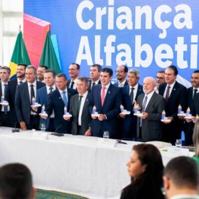 Jerônimo se reúne com Lula e Camilo Santana para tratar de nova política de alfabetização