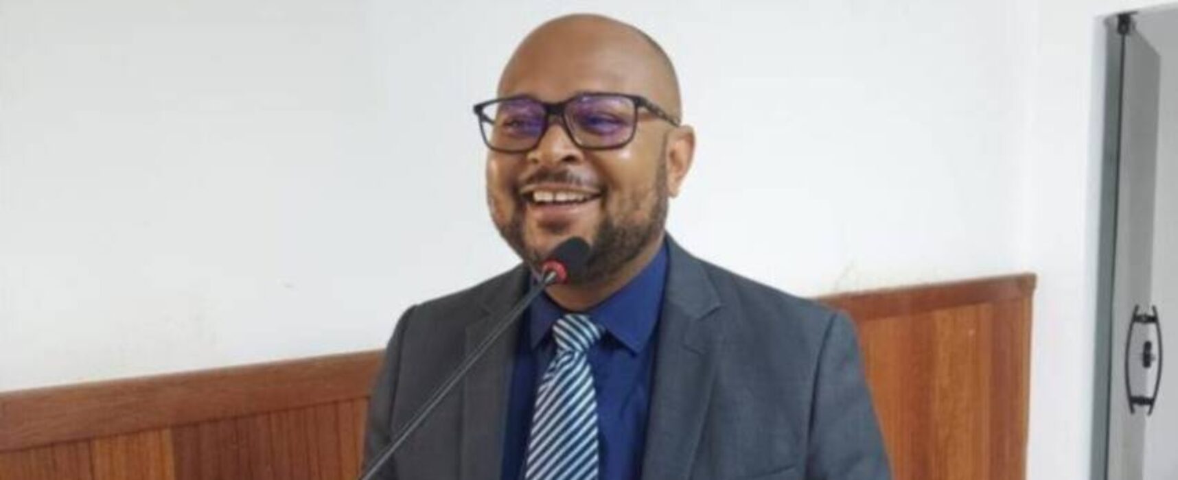 Vereador EDERJÚNIOR apresenta proposição que dispõe sobre “Poste Legal”