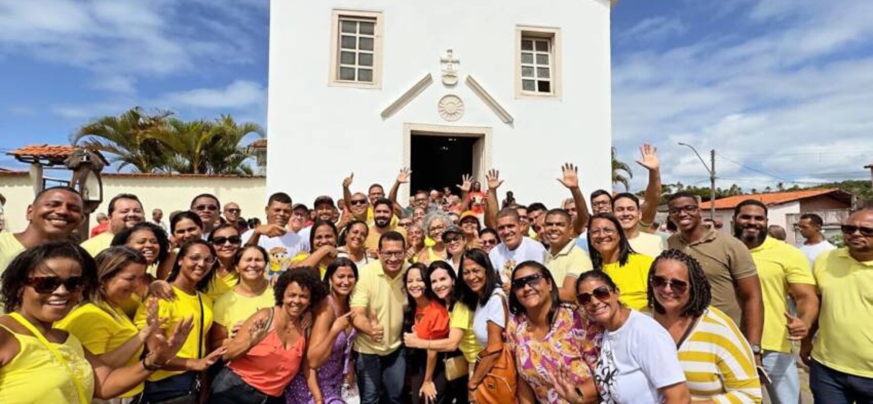 *A comunidade de Olivença abraça o pré-candidato Bento Lima, em missa que homenageou o Divino Espírito Santo*