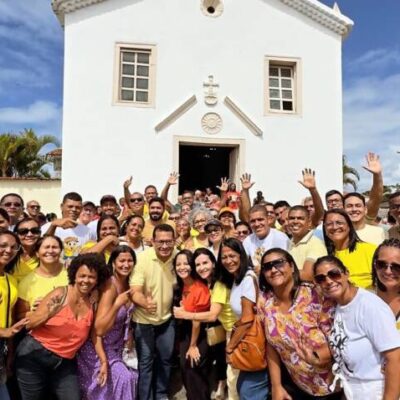 *A comunidade de Olivença abraça o pré-candidato Bento Lima, em missa que homenageou o Divino Espírito Santo*
