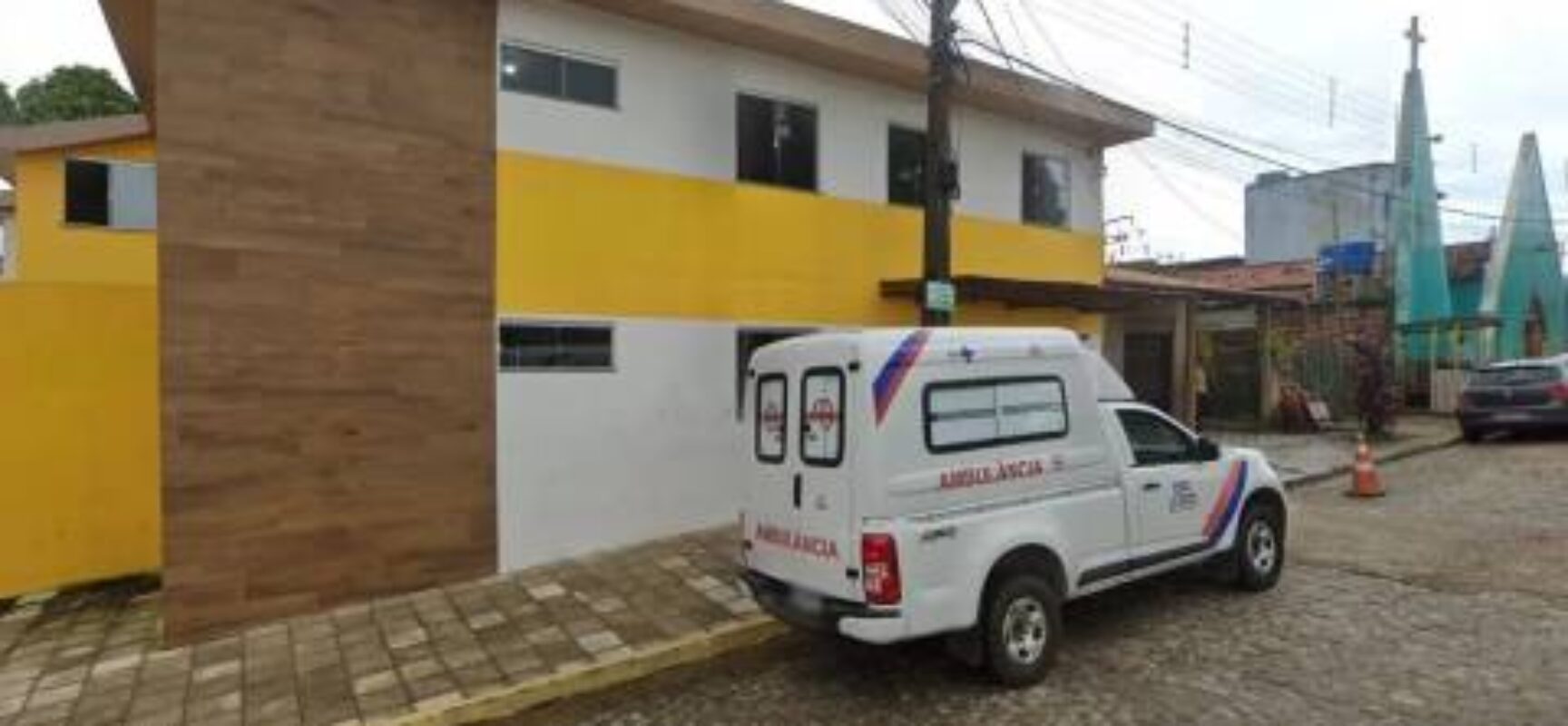 Homem morre após cair de maca em frente ao hospital onde seria atendido