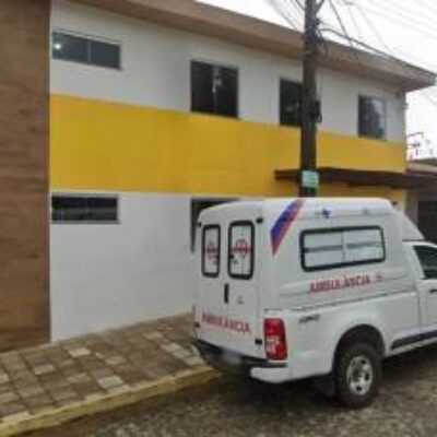 Homem morre após cair de maca em frente ao hospital onde seria atendido
