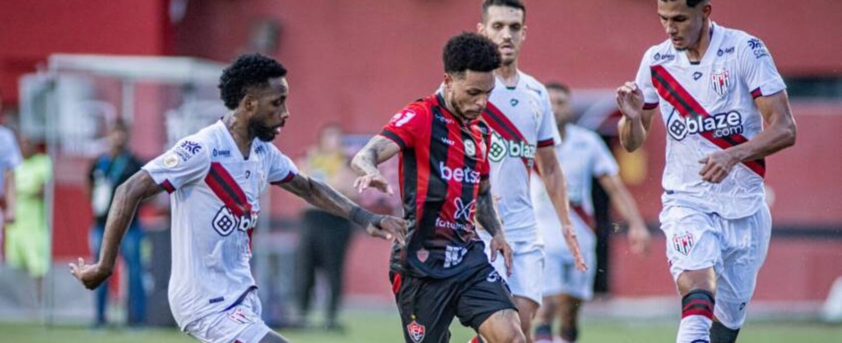 Time feio do Vitória perde para o Atlético-GO e é o penúltimo no Z 4 do rebaixamento