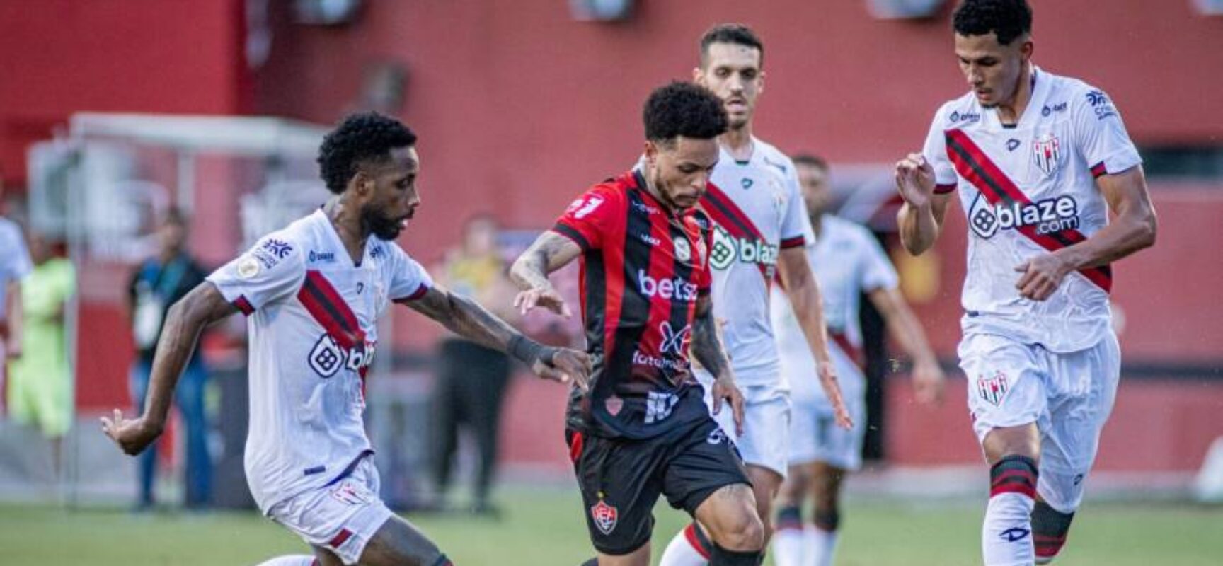 Time feio do Vitória perde para o Atlético-GO e é o penúltimo no Z 4 do rebaixamento