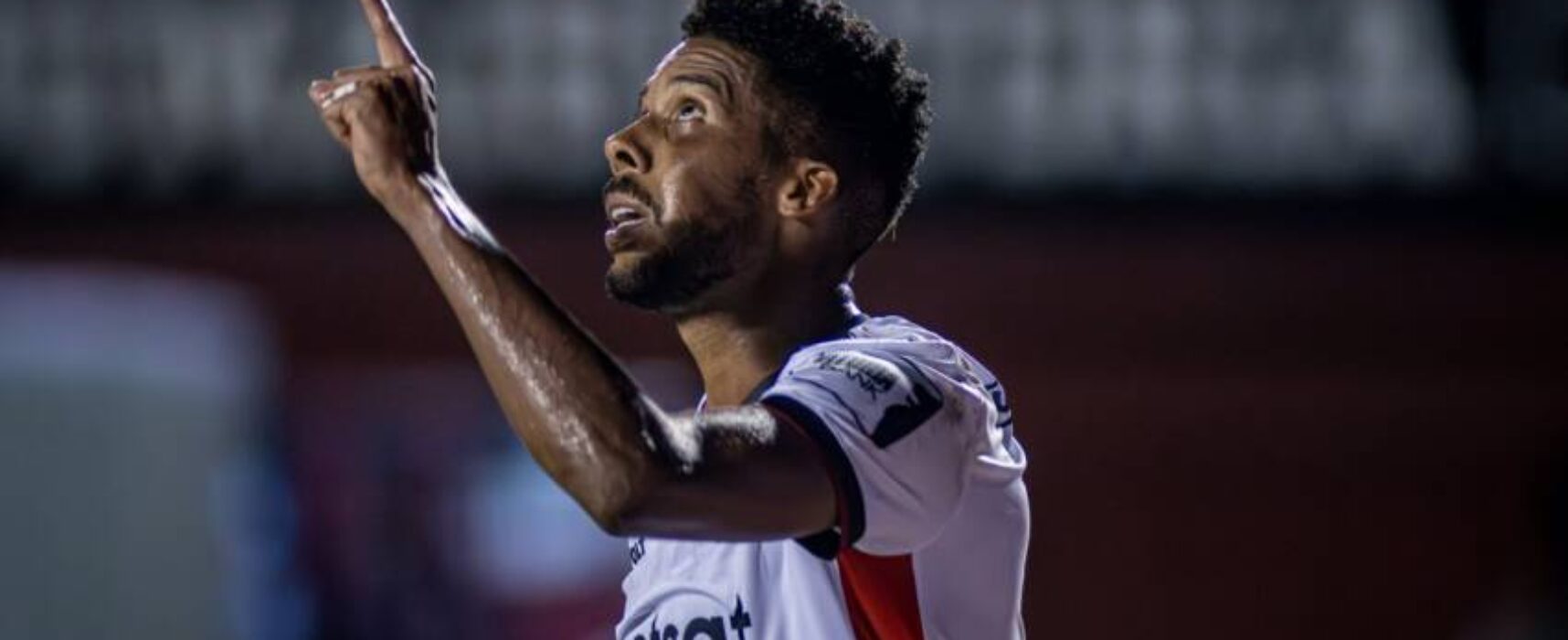 Em noite inspirada de Willian Oliveira, Vitória goleia o Atlético Mineiro e deixa o Z-4 do Brasileirão