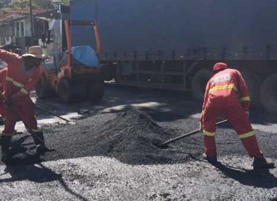 Continuam intensas as obras em Ilhéus. O município destina mais de dez equipes para ações de infraes Continuam intensas as obras em Ilhéus. O município destina mais de dez equipes para ações de infraes