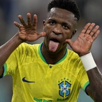 Com show de Vini Jr., Seleção vence a primeira na Copa América e elimina o Paraguai