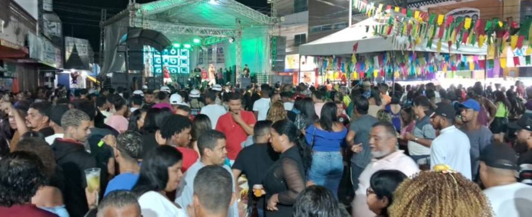 Milhares de pessoas lotam praça do Santo Antônio na abertura do Ita Pedro nos Bairros