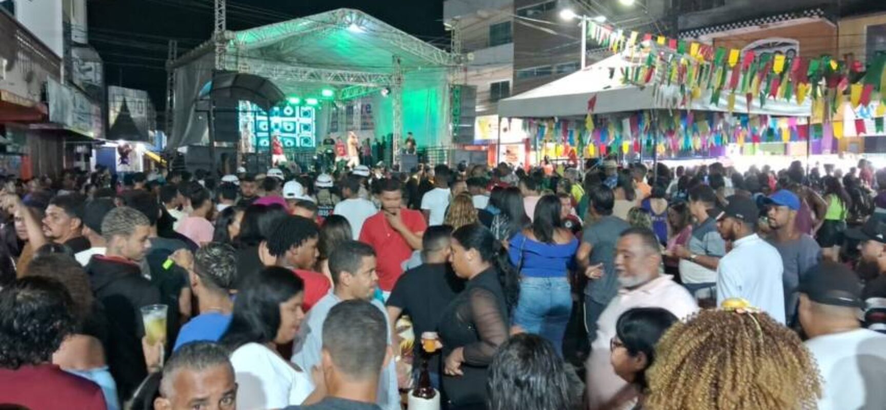 Milhares de pessoas lotam praça do Santo Antônio na abertura do Ita Pedro nos Bairros