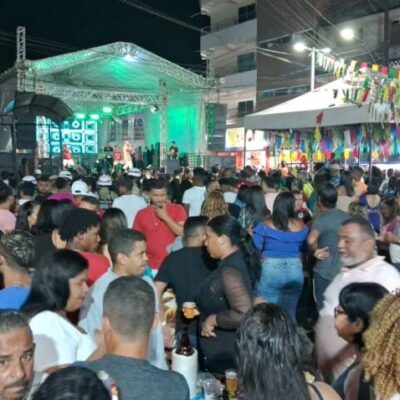 Milhares de pessoas lotam praça do Santo Antônio na abertura do Ita Pedro nos Bairros