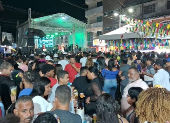 Milhares de pessoas lotam praça do Santo Antônio na abertura do Ita Pedro nos Bairros