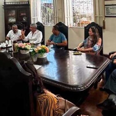 Reunião na ACII discute melhorias na coleta de lixo no comércio em Ilhéus